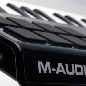Unleash Creative Beats with M-Audio Axiom AIR Mini 32 MIDI Keyboard Controller - Perfect Holiday Gift for Aspiring Music Producers! ?? - Image 4