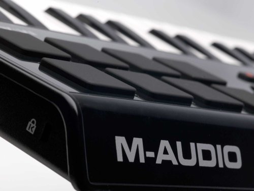 Unleash Creative Beats with M-Audio Axiom AIR Mini 32 MIDI Keyboard Controller - Perfect Holiday Gift for Aspiring Music Producers! ??